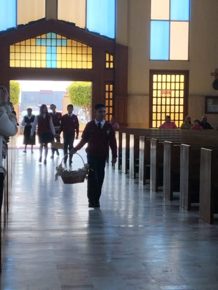 Alumno del Colegio América participando en la clausura escolar
