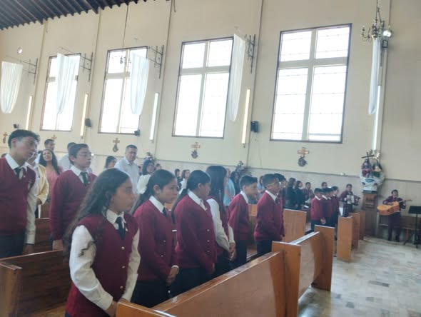 Alumnos del Colegio América reunidos en una celebración escolar